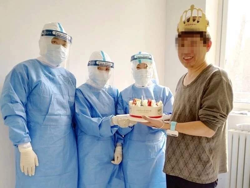 图片三：安丽（左三）为新冠肺炎患者定制生日蛋糕，过生日。.jpg