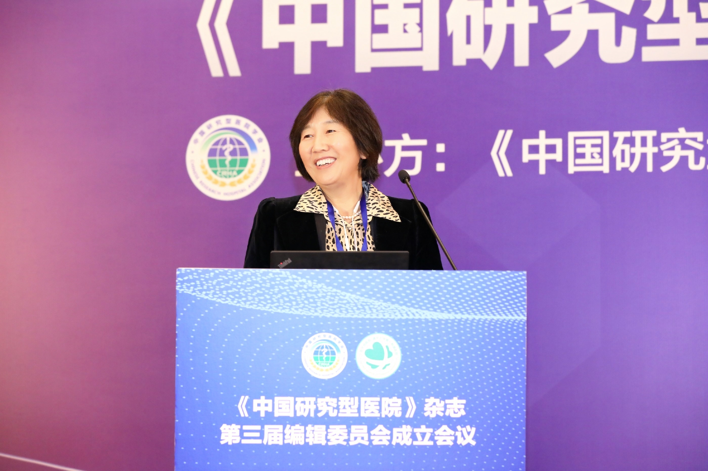 编辑部高宏主任主持编委讨论.jpg 编辑部高宏主任主持编委讨论.jpg