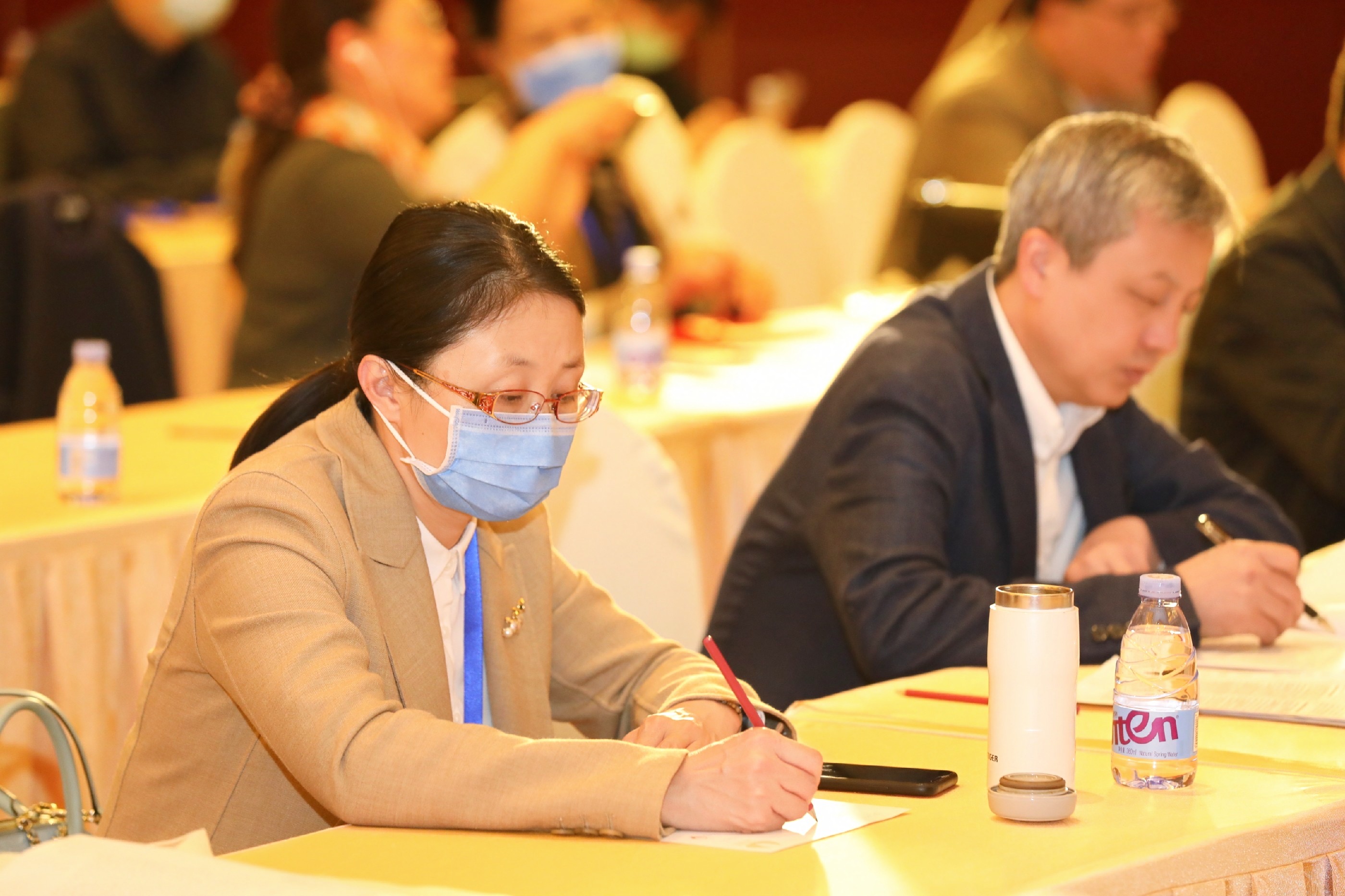 编委讨论.jpg 编委讨论.jpg