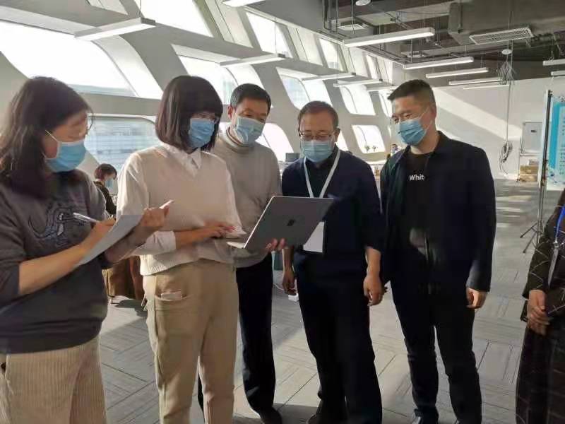 吴丹与其他专家一起在主媒体中心踏勘.jpg 吴丹与其他专家一起在主媒体中心踏勘.jpg