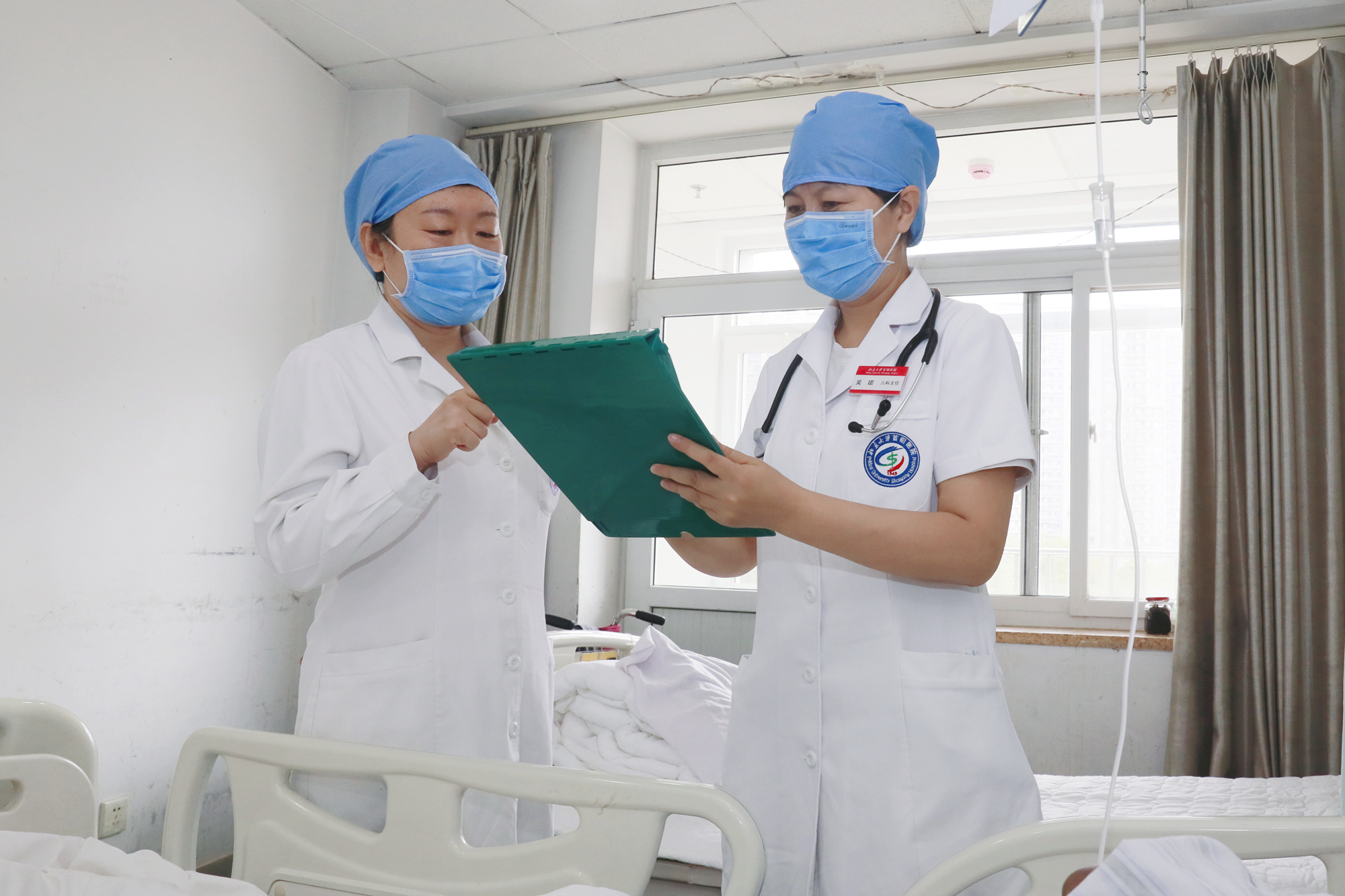 吴珺和王宽婷.jpg 吴珺和王宽婷.jpg