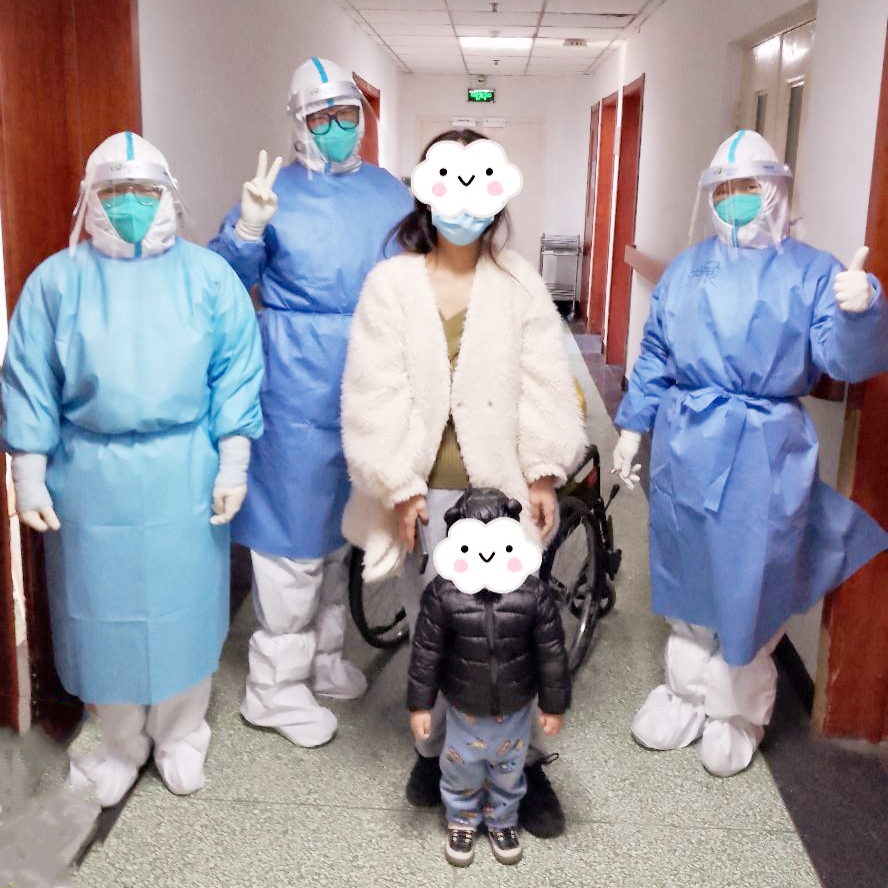 1岁新冠患儿和家人治愈出院.jpg 1岁新冠患儿和家人治愈出院.jpg