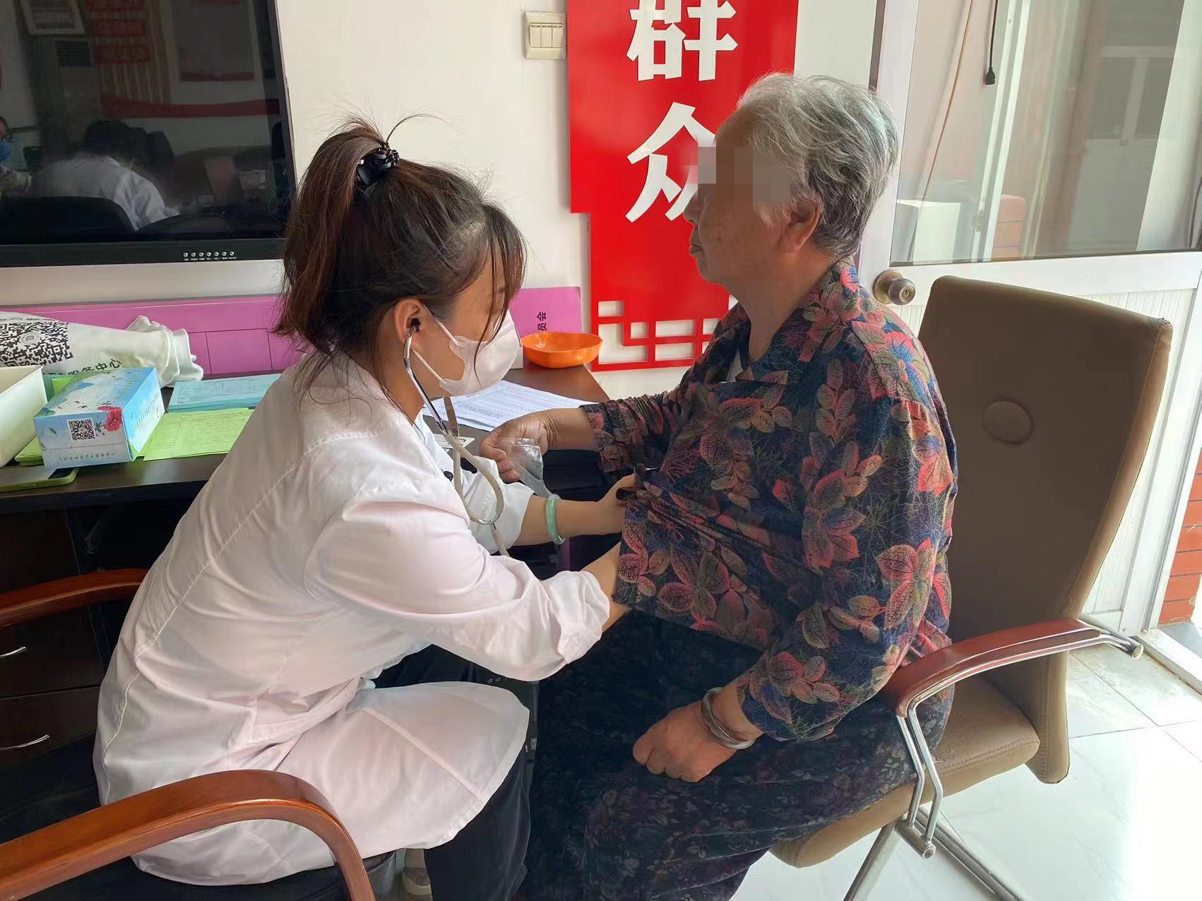 图2:中心医生为患者听诊心肺_副本.jpg 图2:中心医生为患者听诊心肺_副本.jpg