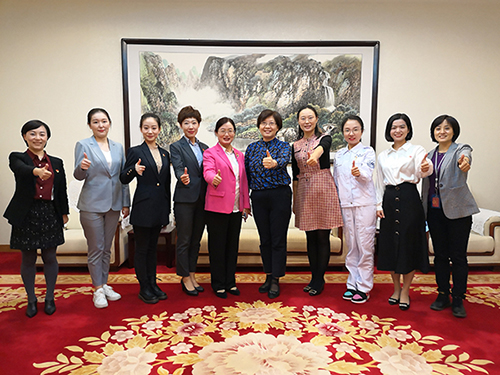 1.北京市卫生健康委党委委员、副主任高坚(右五)和党群工作处处长姚铁男(右一)与宣讲团部分成员合影留念。张正尤 摄.jpg 1.北京市卫生健康委党委委员、副主任高坚(右五)和党群工作处处长姚铁男(右一)与宣讲团部分成员合影留念。张正尤 摄.jpg