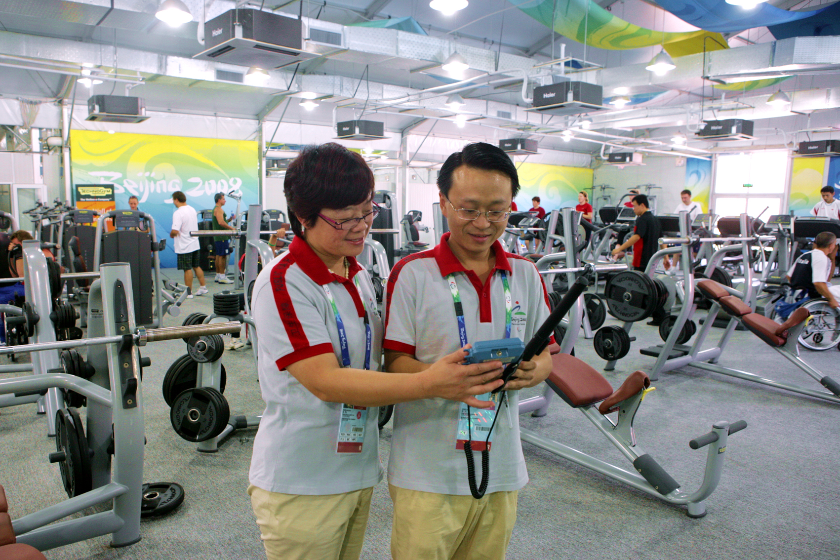 2.2008年北京奥运会期间，庞星火在残奥会运动员村健身中心进行日常监督监测。（图片由北京市疾病预防控制中心提供）.JPG