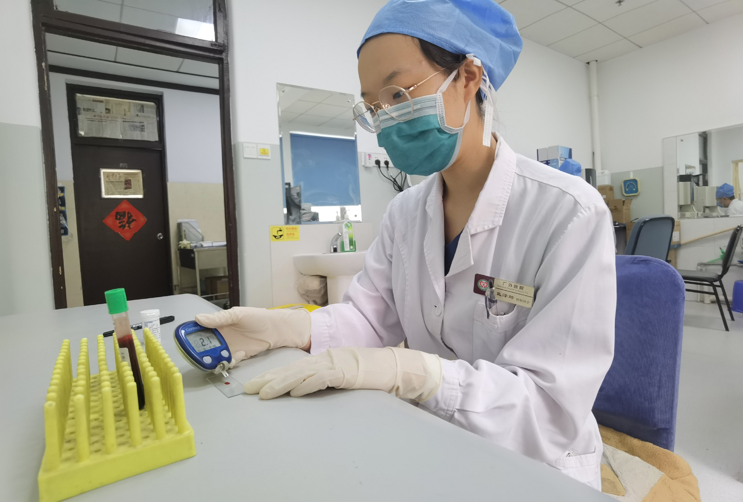 广外医院检验科对临床各科室血糖仪进行校正