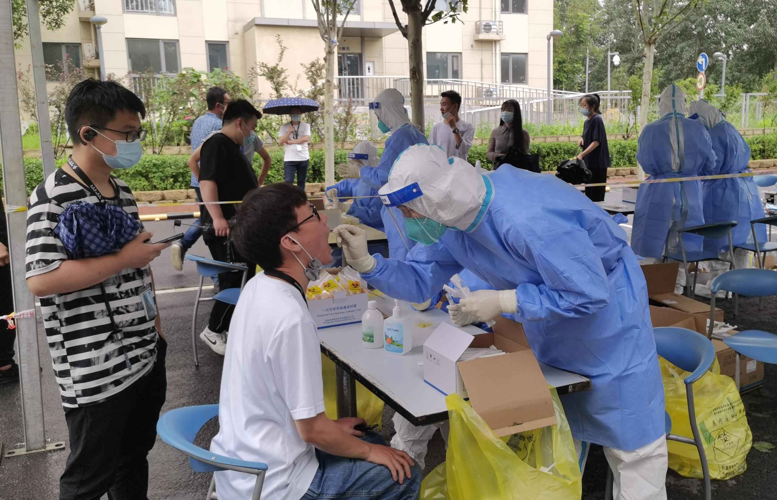 清华长庚30名同仁赴回龙观支援新冠核酸采样