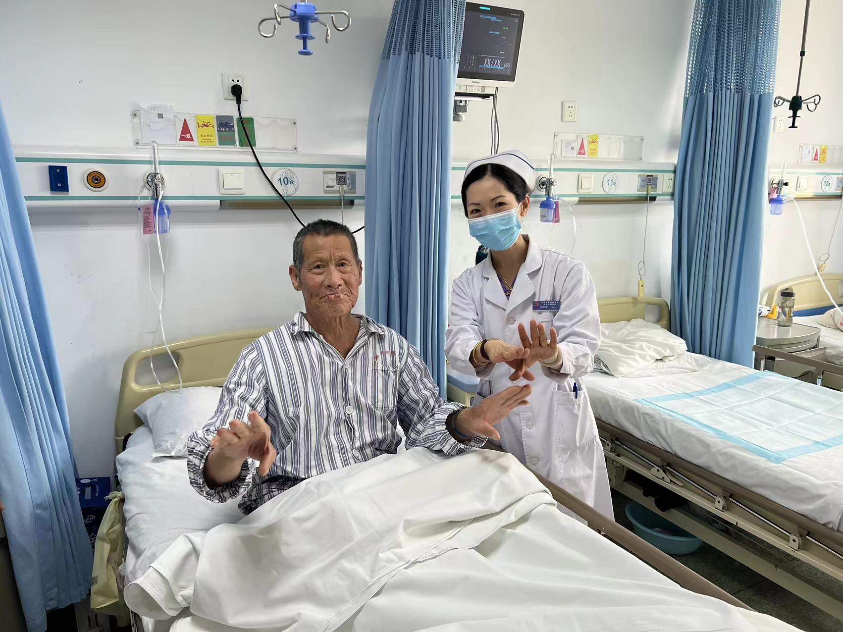 护士长张利荣纠正患者动作.jpg 护士长张利荣纠正患者动作.jpg