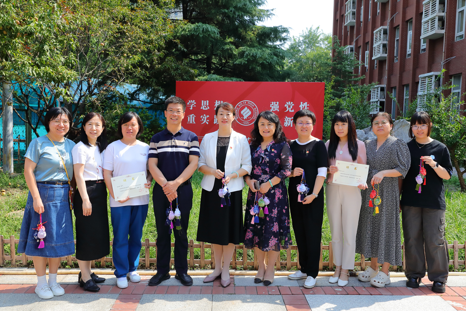 5颁发聘书发香囊.jpg 5颁发聘书发香囊.jpg