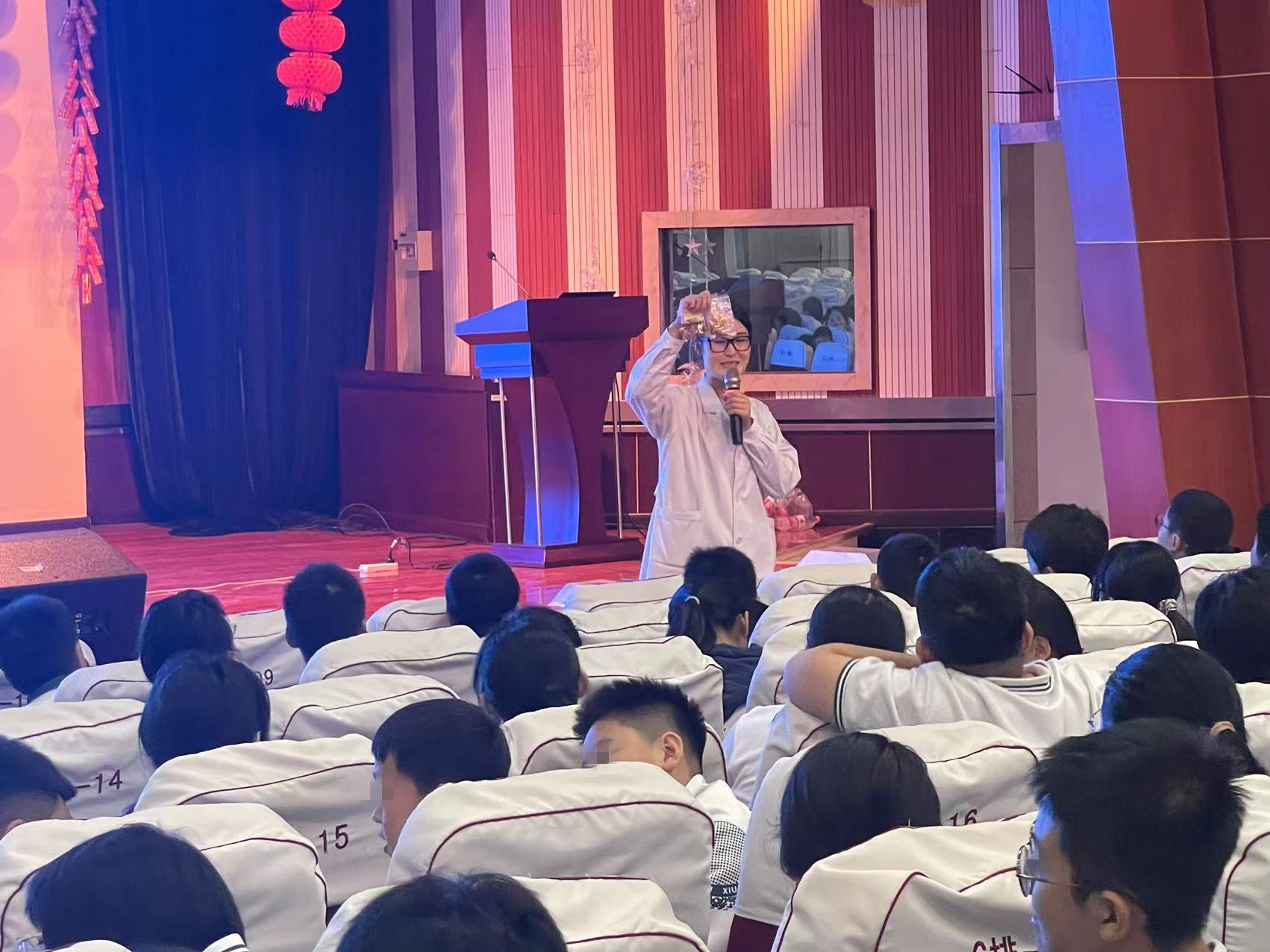 图3:学生学中药、认中药_副本.jpg 图3:学生学中药、认中药_副本.jpg