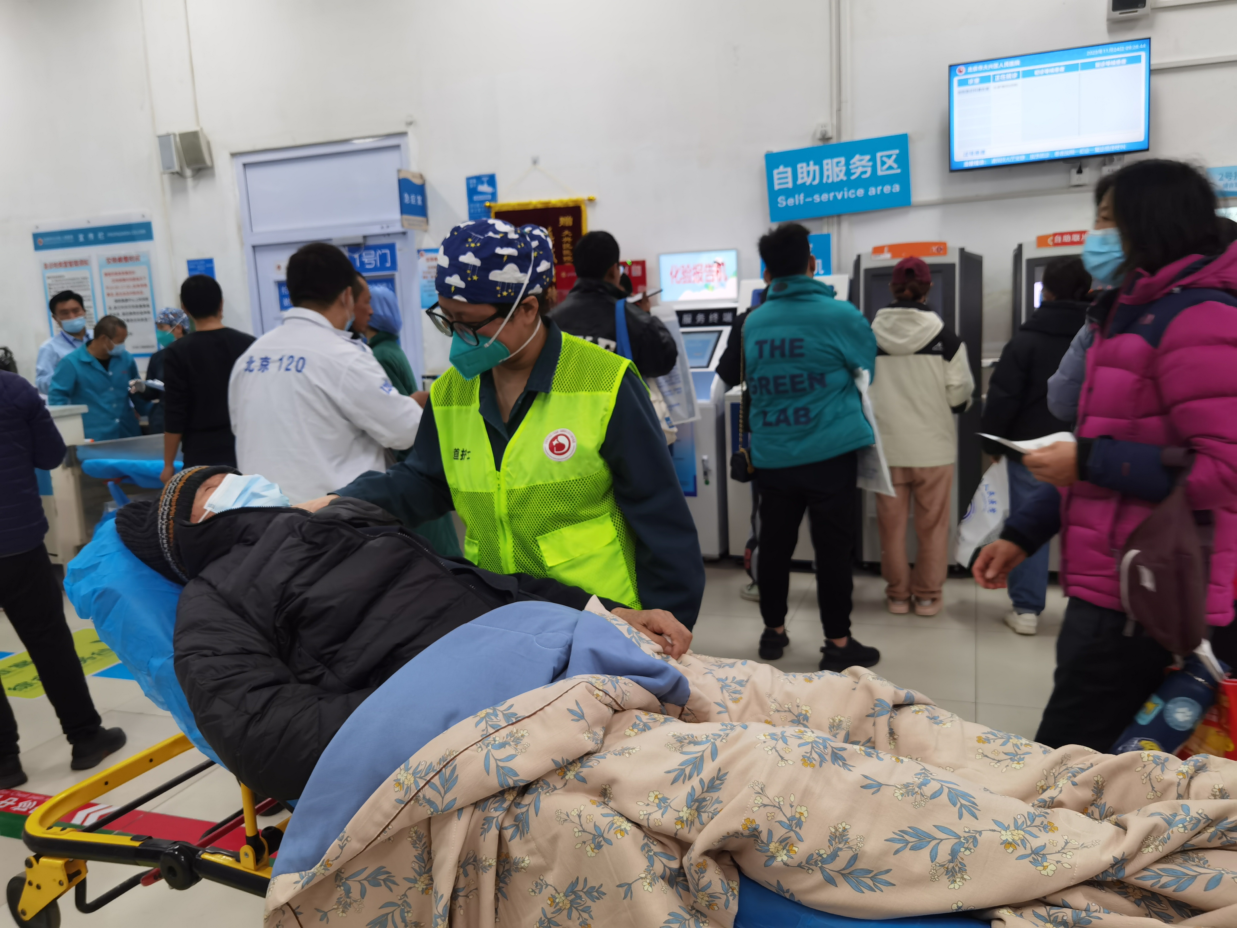 120抵达后,医务人员第一时间为患者开通绿色通道.jpg 120抵达后,医务人员第一时间为患者开通绿色通道.jpg