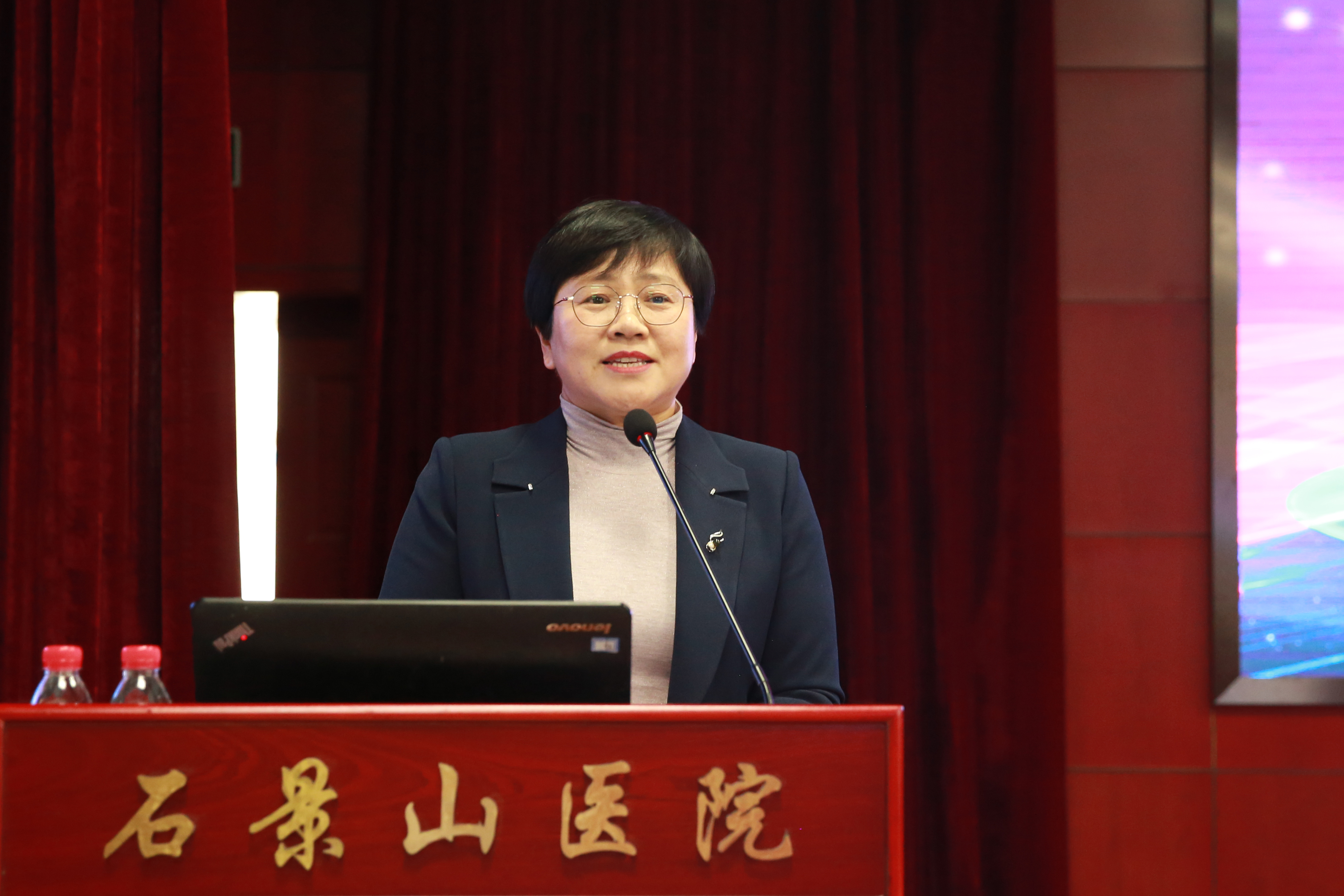 2 王荣主持.jpg 2 王荣主持.jpg