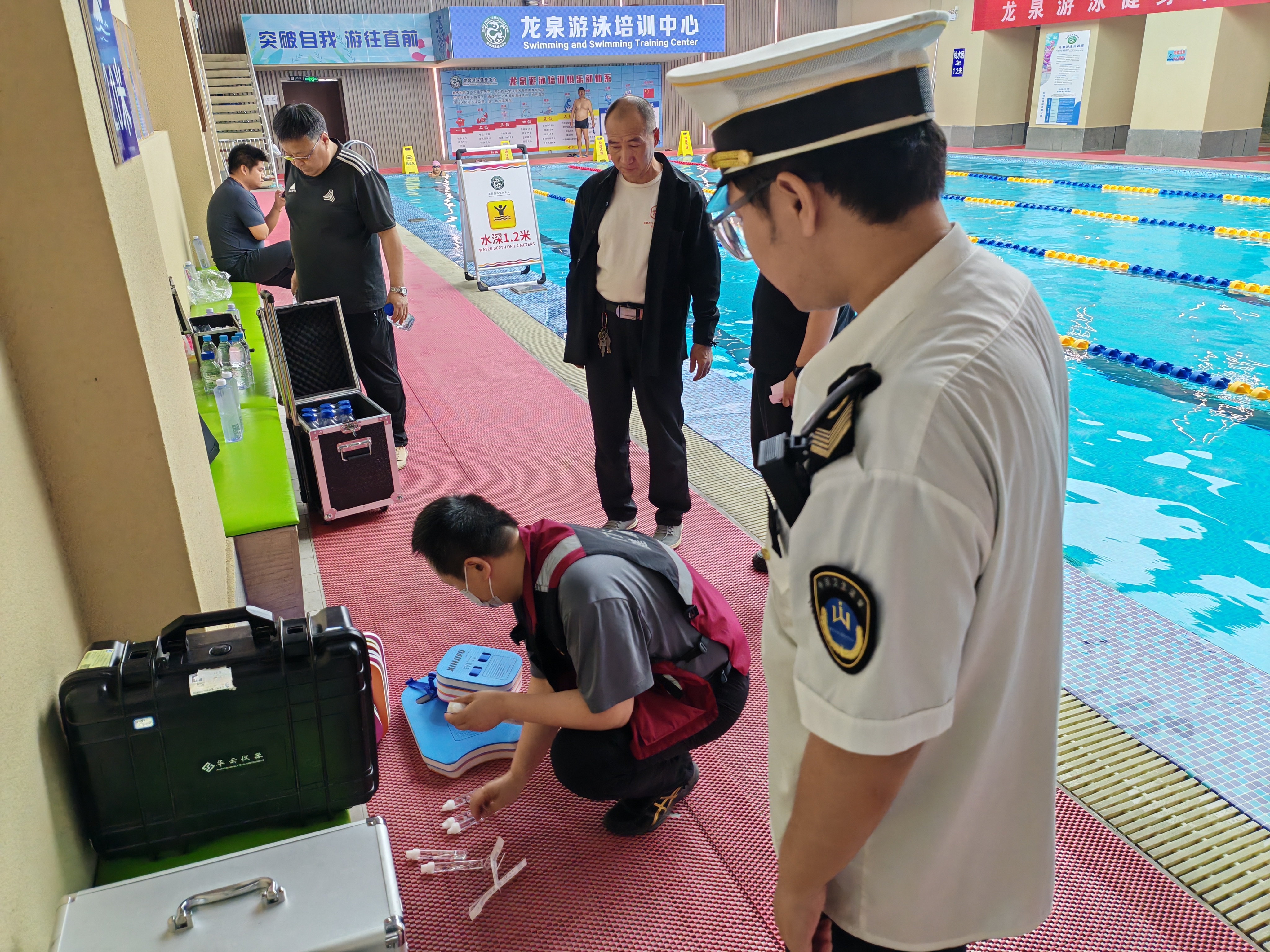 监督员监督检查游泳场馆01.jpg 监督员监督检查游泳场馆01.jpg