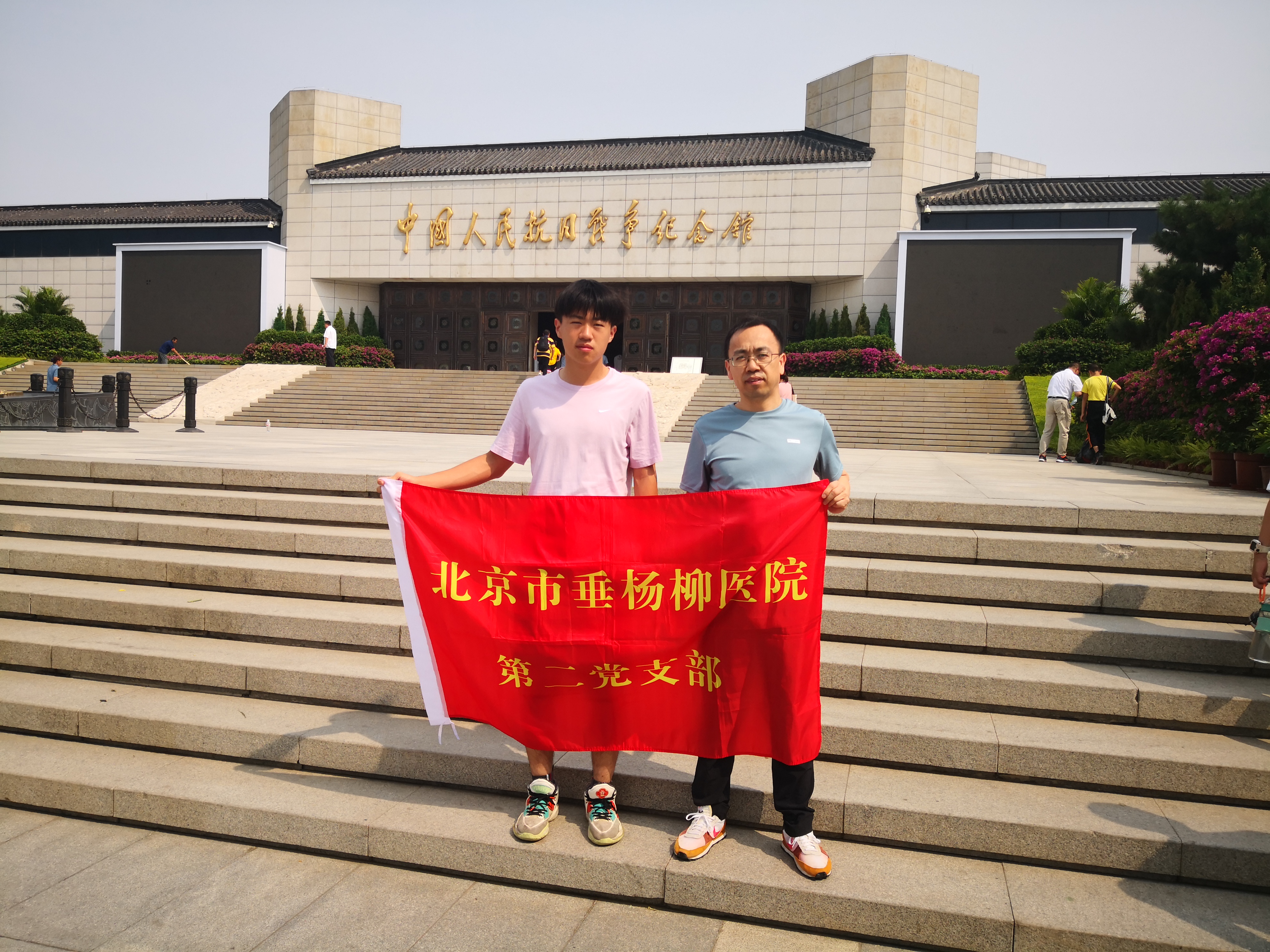 2024年7月7日刘磊与家人参观留影.jpg 2024年7月7日刘磊与家人参观留影.jpg