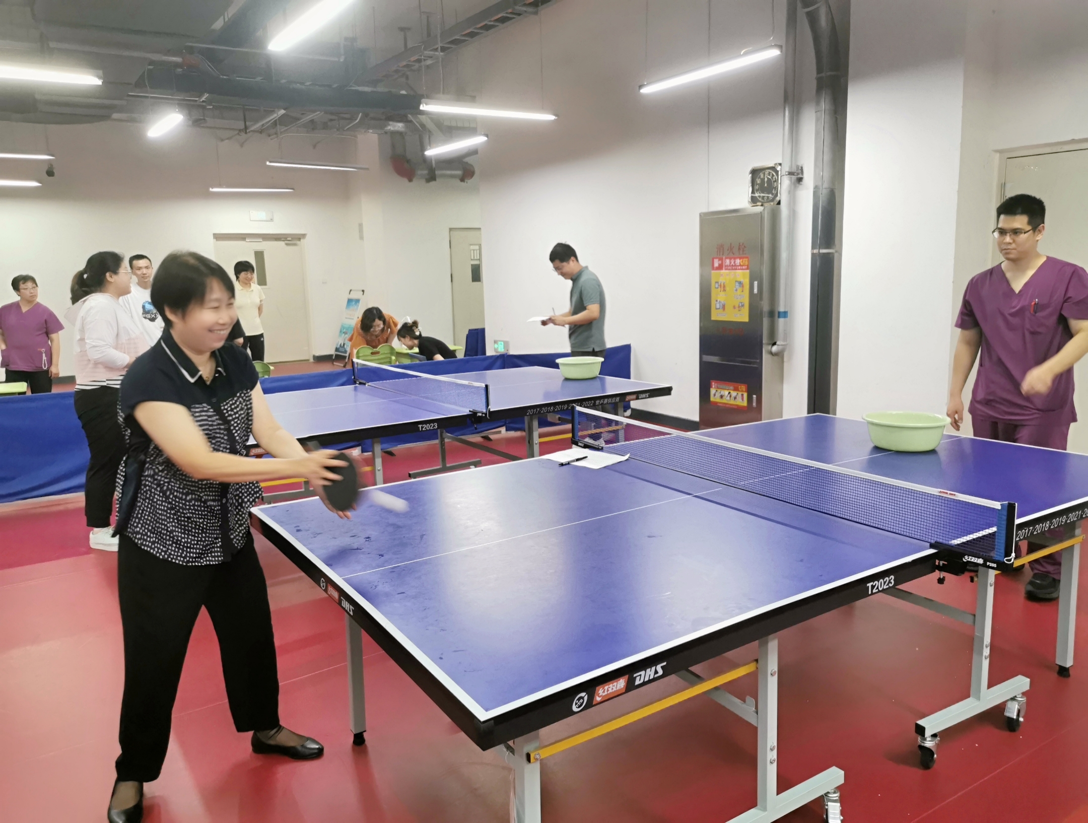 职工参加趣味乒乓球游戏中.jpg