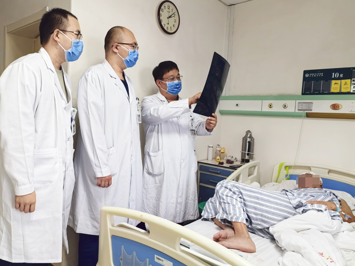 查房1.jpg 查房1.jpg