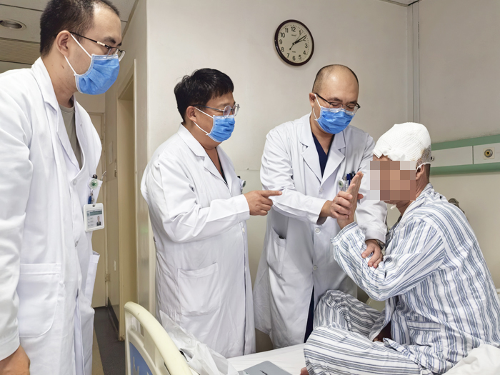 查房.jpg 查房.jpg