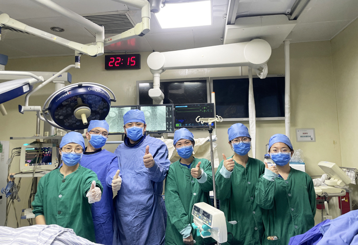 术后工作人员合影.jpg