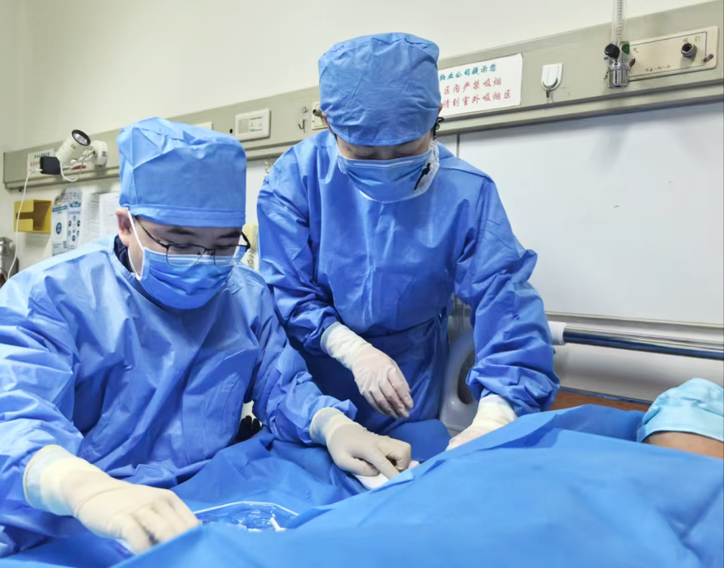 小“纽扣”藏手臂,输液不再愁——北京大学首钢医院这项新技术让患者重获生活尊严.png 小“纽扣”藏手臂,输液不再愁——北京大学首钢医院这项新技术让患者重获生活尊严.png