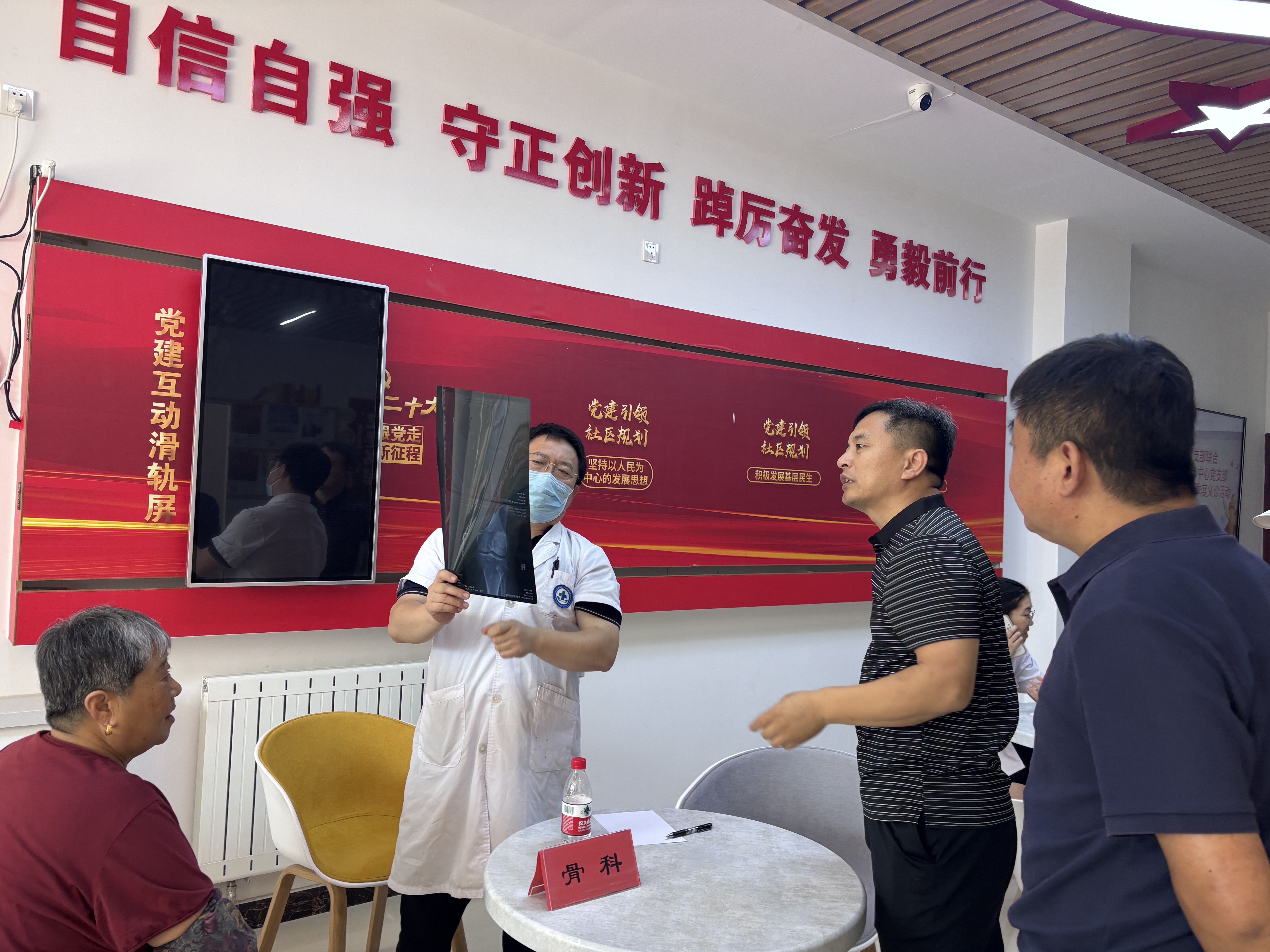 图3:中心主任与专家查看X光片.jpg 图3:中心主任与专家查看X光片.jpg