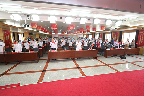 4.在北京妇产医院宣讲结束后，全体与会人员手持鲜红的党旗或国旗，饱含深情地齐声高唱《没有共产党就没有新中国》。张鹏  摄.JPG