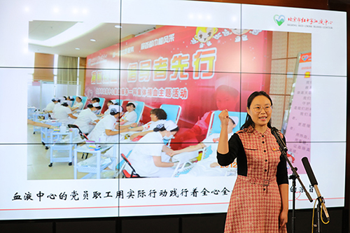 11.北京市红十字血液中心献血服务一科主管护师、中共党员、资深宣讲员岳红宣讲《无偿献血  我们先行》。杨拥刚  摄.JPG