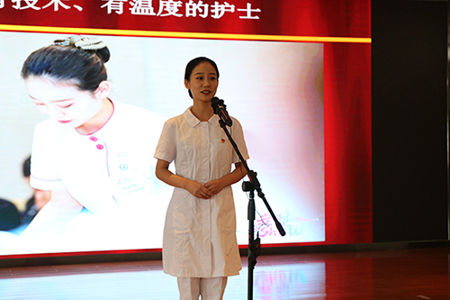 13.门头沟区医院肿瘤科护士、共青团员顾嘉琪宣讲《人生第一面锦旗》。  罗涛  摄.JPG