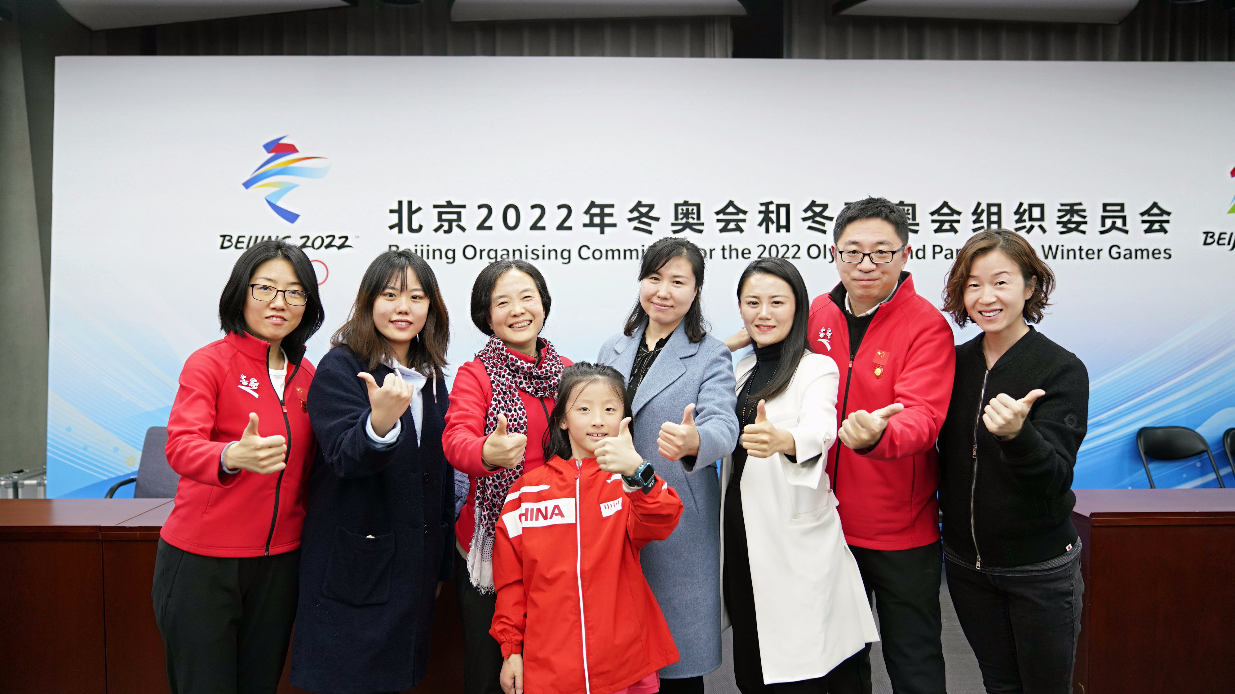 4.2020年11月6日,付妍(左一)参加“燃动青春 助力冬奥”北京冬奥宣讲团走进百所高校系列宣讲启动会,与北京市委讲师团干部徐艳丽(右四)及其他宣讲员一起为自己点赞加油!陈博 摄.jpg 4.2020年11月6日,付妍(左一)参加“燃动青春 助力冬奥”北京冬奥宣讲团走进百所高校系列宣讲启动会,与北京市委讲师团干部徐艳丽(右四)及其他宣讲员一起为自己点赞加油!陈博 摄.jpg