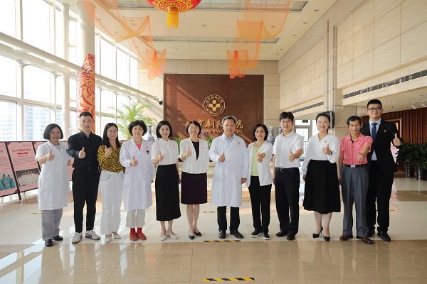 2.北京朝阳医院党委书记、理事长张金保（右六）等领导与宣讲团领队、北京市卫生健康委党群工作处处长姚铁男（右五）及成员合影留念。杨拥刚   摄.JPG