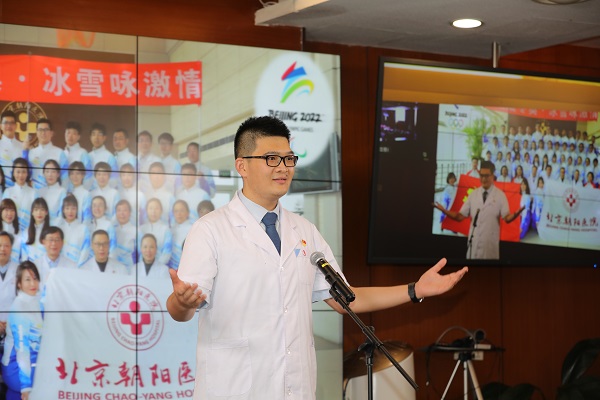 5.北京朝阳医院骨科住院医师韩渤宣讲《冬奥保障，我们也是冠军》。杨拥刚   摄.JPG