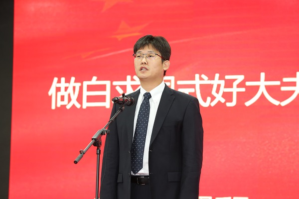 8.中日友好医院胸外科副主任马千里宣讲《做白求恩式好大夫》。张鹏  摄.JPG