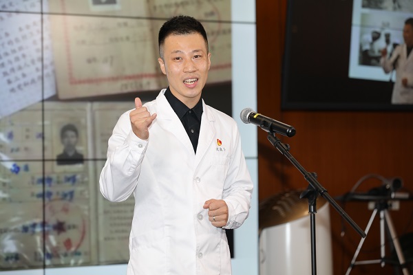 10.北京大学第一医院团委副书记武骁飞宣讲《爷爷给我的梦想》。杨拥刚    摄.JPG